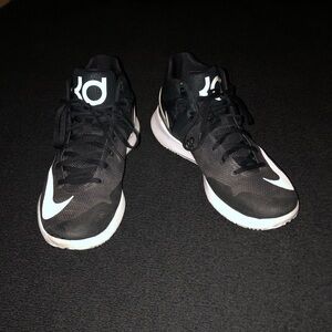 NIKE Zoom KD. Size 9/8.5, Black/white color. Basketball shoes.